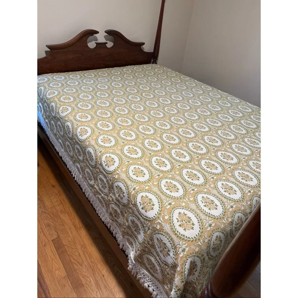 Vintage Handmade Bedspread Coverlet Floral 1960s Queen Size 90x90” Fringe